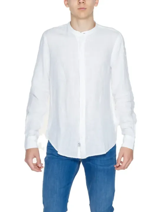 Weißes Hemd, männliches Model trägt