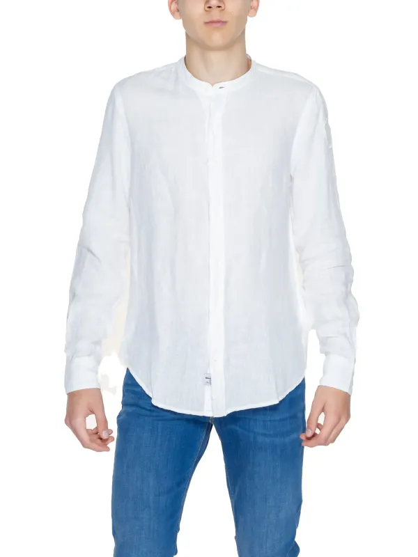 Weißes Hemd, männliches Model trägt