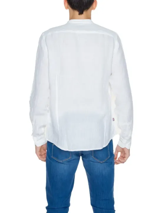 Weißes Hemd mit blauen Jeans