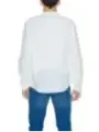 Weißes Hemd mit blauen Jeans