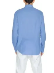 Blau gestreiftes Hemd von hinten