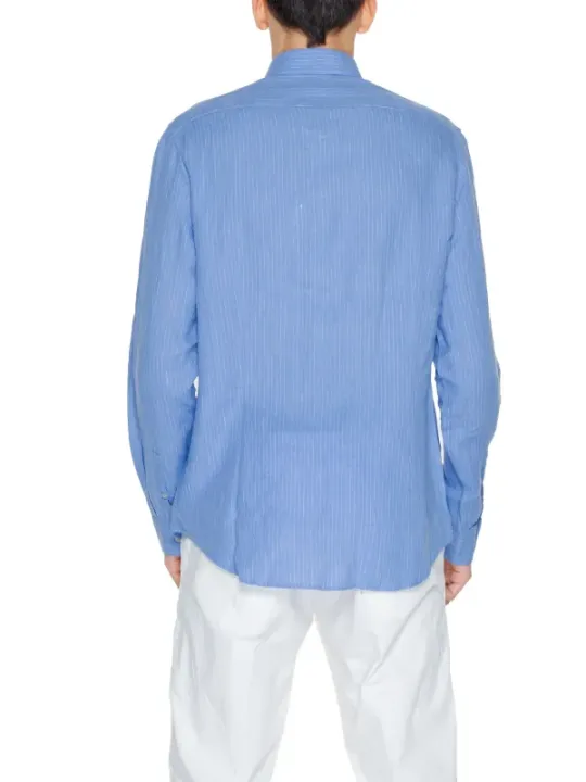 Blau gestreiftes Hemd von hinten