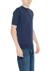 Junge trägt Jeans und T-Shirt