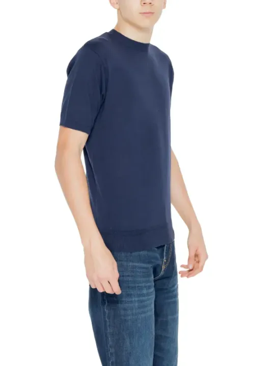 Junge trägt Jeans und T-Shirt