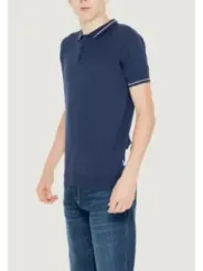 Blaues Polohemd mit weißem Logo