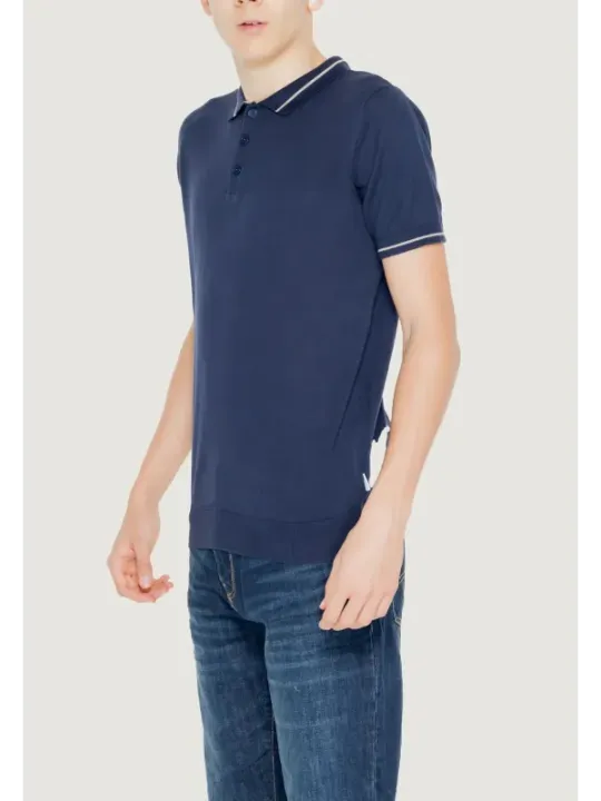 Blaues Polohemd mit weißem Logo