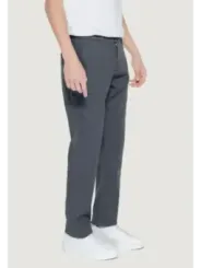 Dunkle, gerade geschnittene Stoffhosen