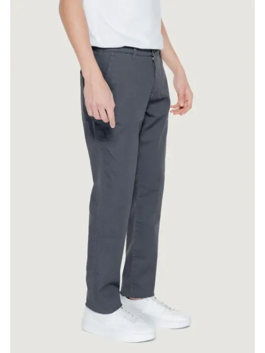 Dunkle, gerade geschnittene Stoffhosen