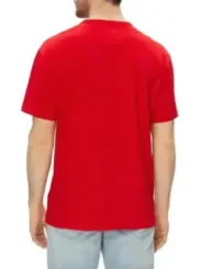 Rotes T-Shirt mit blauen Jeans
