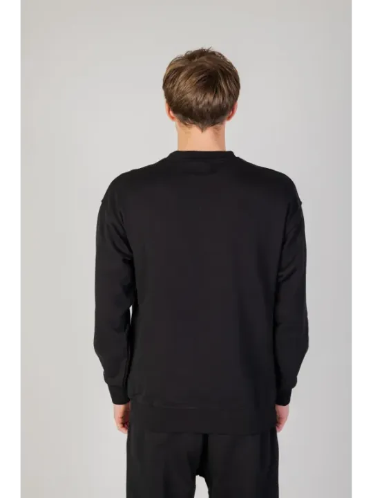 Mann trägt schwarzen Sweatshirt hinten