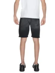 Schwarze Shorts weißes T-Shirt Schuhe