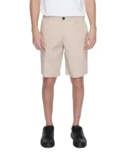 Beige Shorts mit schwarzen Schuhen