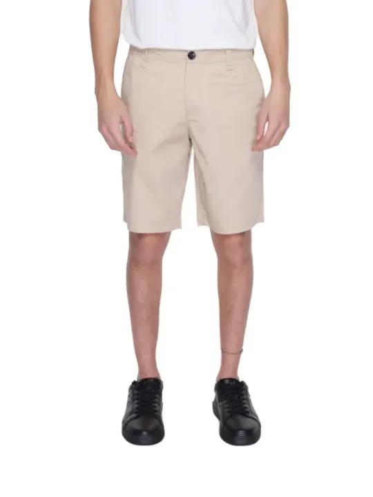 Beige Shorts mit schwarzen Schuhen