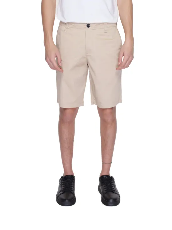 Beige Shorts mit schwarzen Schuhen