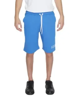 Blaue Shorts mit weißem T-Shirt