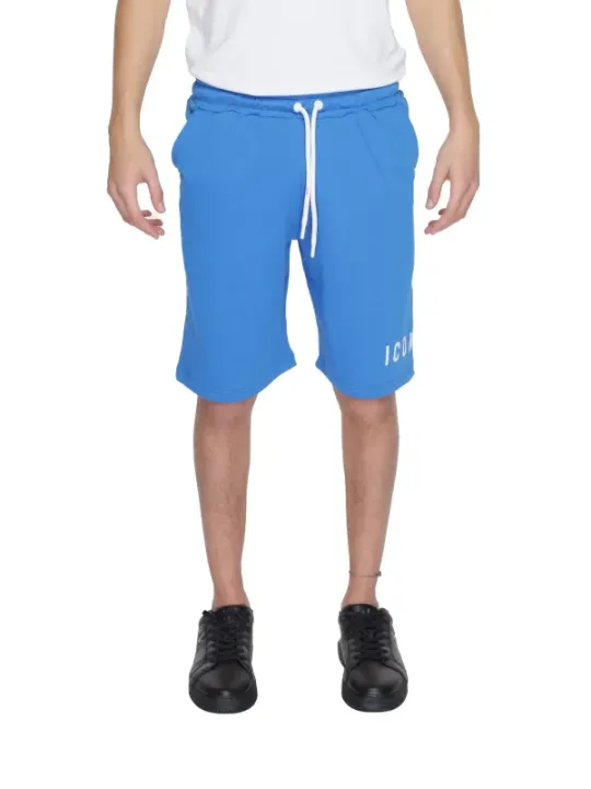 Blaue Shorts mit weißem T-Shirt