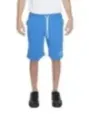 Blaue Shorts mit weißem T-Shirt