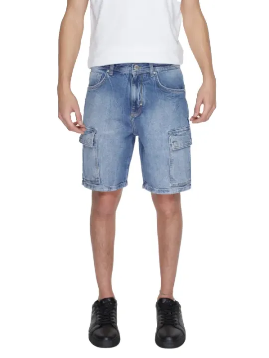 Leichte blaue Denim-Shorts mit Taschen