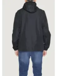 Schwarze Windjacke mit Kapuze