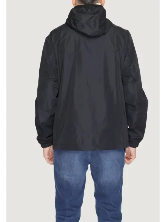 Schwarze Windjacke mit Kapuze