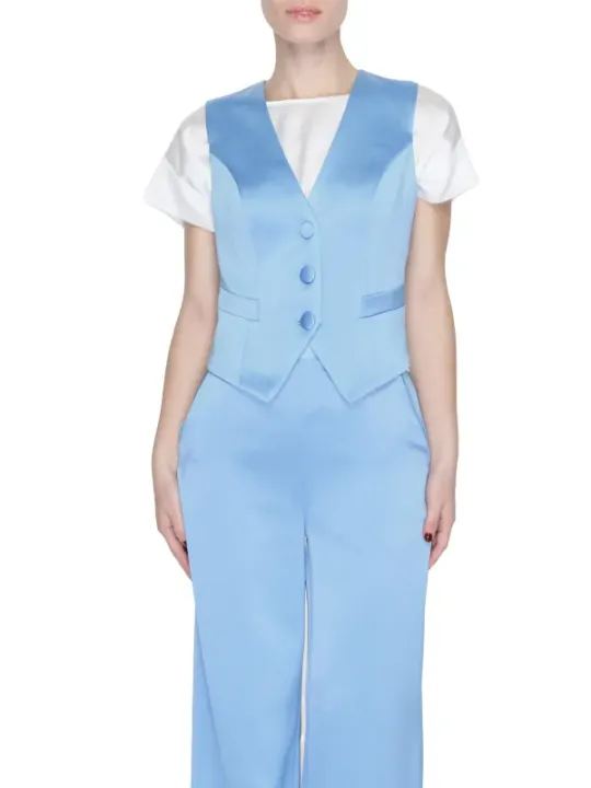 Blaues Kleid mit weißem Hemd