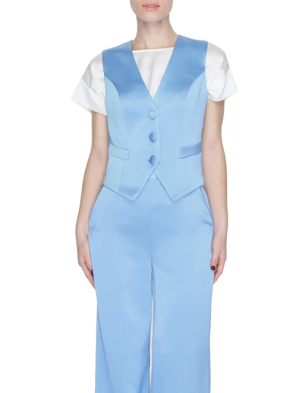 Blaues Kleid mit weißem Hemd