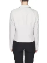 Weißes Blazer und schwarze Hose