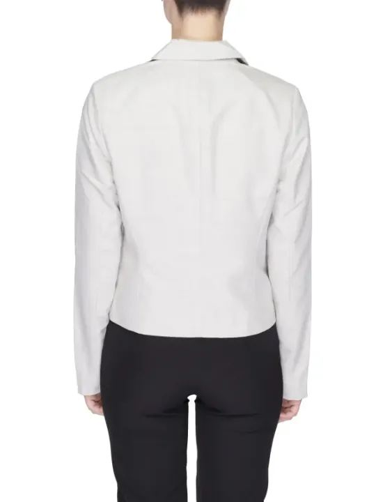 Weißes Blazer und schwarze Hose