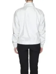 Person trägt Suns 473048 Jacke