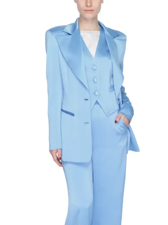 Hellblauer Wollanzug, strukturiert und schlicht