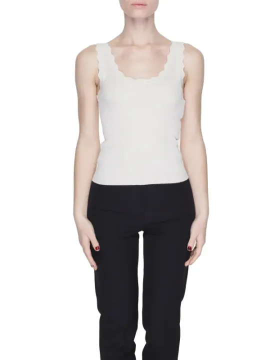 Weißes Tanktop mit schwarzen Hosen