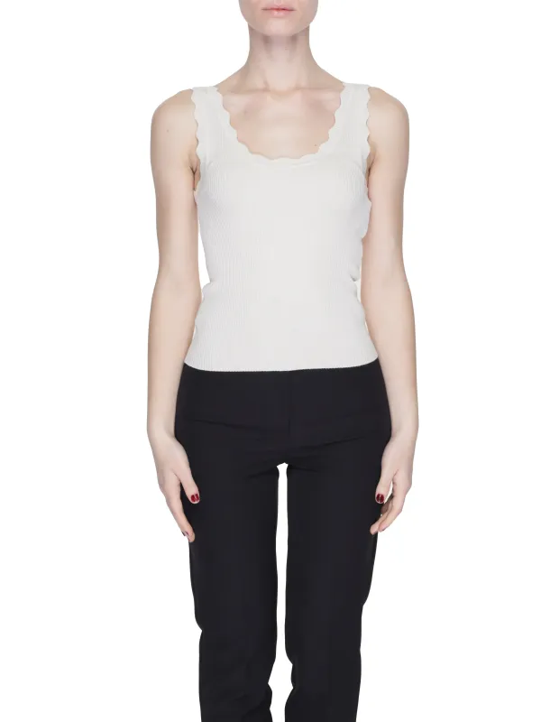 Weißes Tanktop mit schwarzen Hosen