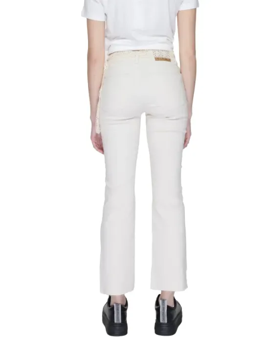 Weiße Jeans mit ausgestelltem Bein