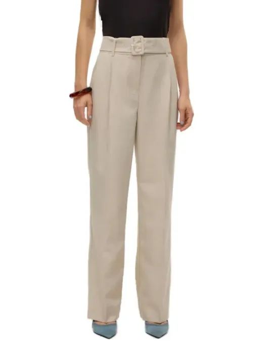 Beige Hose und schwarzer Body