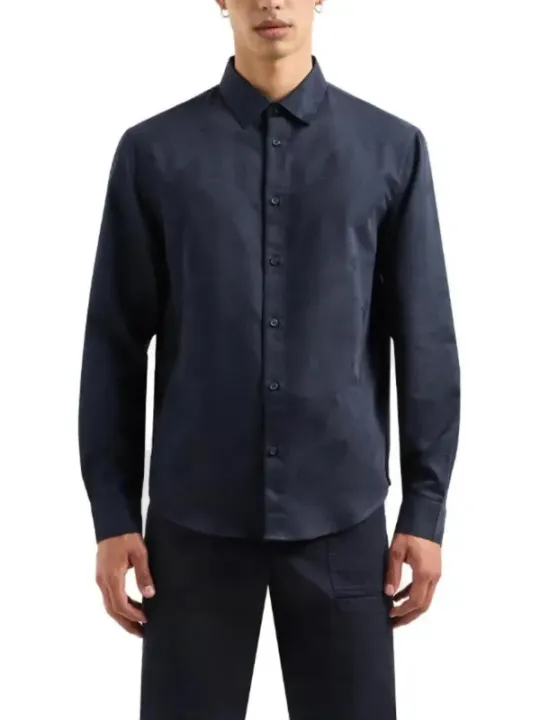 Dunkelblaues Hemd und Hose