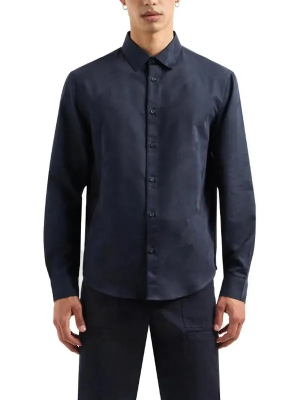 Dunkelblaues Hemd und Hose