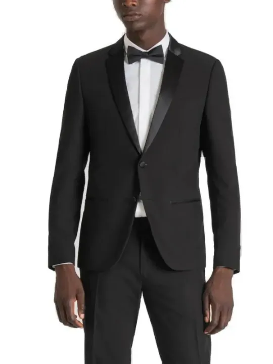 Schwarzer Smoking mit Satinrevers