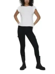 Frau mit weißen Rüschen und Stiefeln