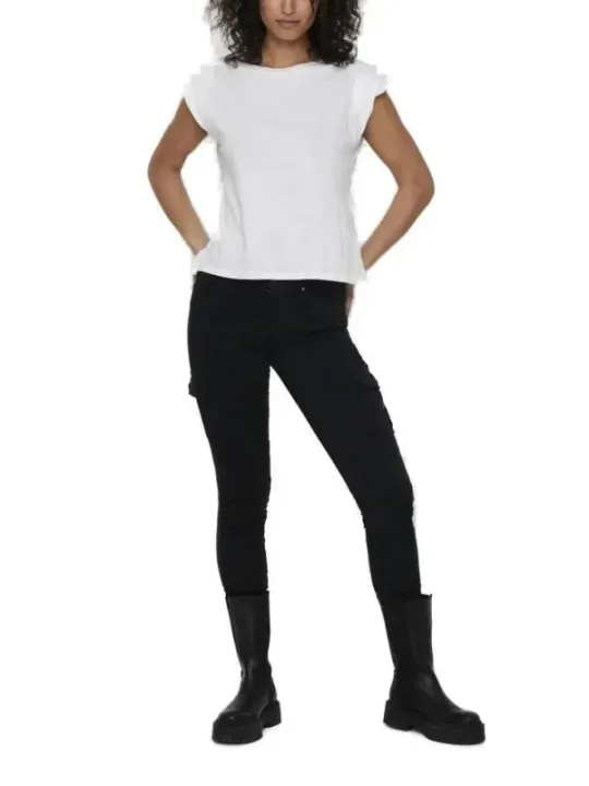 Frau mit weißen Rüschen und Stiefeln