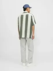 Gestreiftes Hemd mit grauer Hose