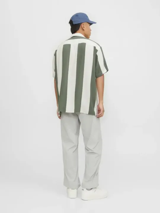 Gestreiftes Hemd mit grauer Hose