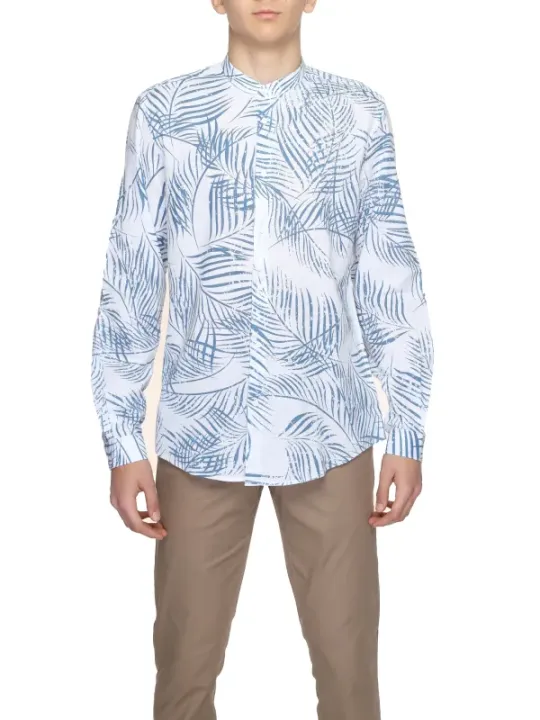 Palmenhemd mit khakifarbenen Hosen