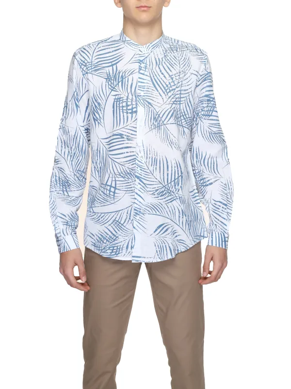 Palmenhemd mit khakifarbenen Hosen