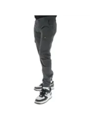 Graue Hosen mit weißen Turnschuhen