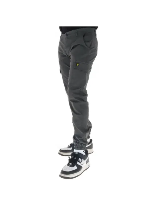 Graue Hosen mit weißen Turnschuhen