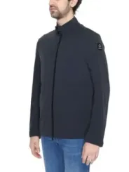 Mann trägt schwarze Nylonjacke im Freien