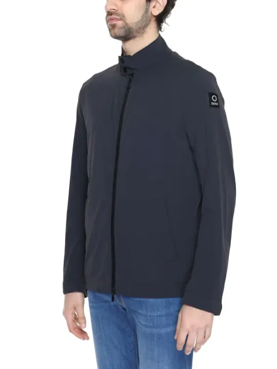 Mann trägt schwarze Nylonjacke im Freien