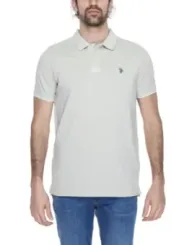 Mann trägt U.S. Polo Assn. Poloshirt