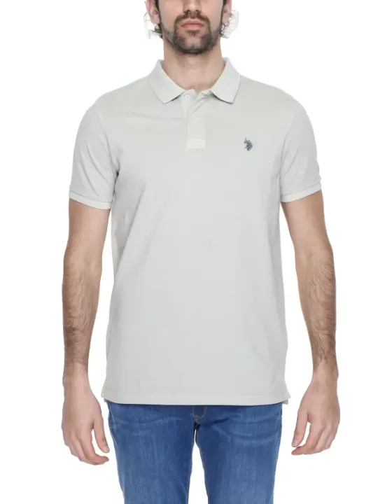 Mann trägt U.S. Polo Assn. Poloshirt
