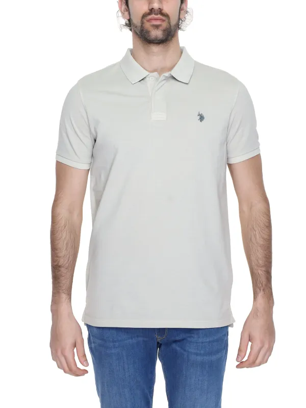 Mann trägt U.S. Polo Assn. Poloshirt